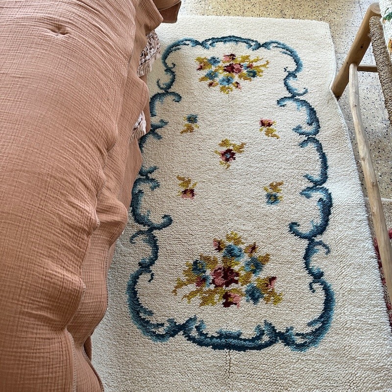 Grand Tapis de laine point noué blanc cassé Fleurs bleu