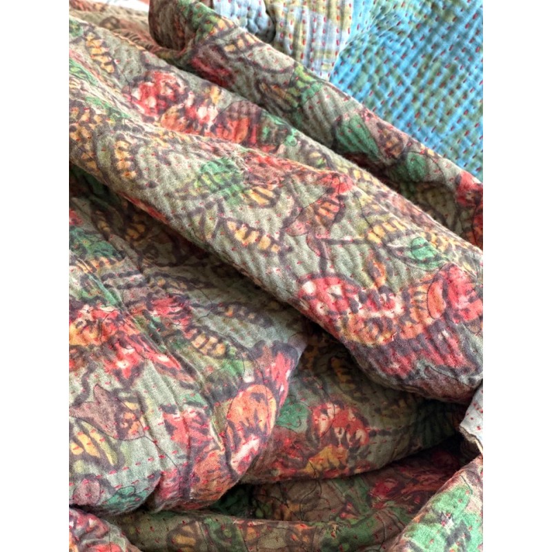 Couverture Kantha n°5 Fleurs nuances de vert et rouge