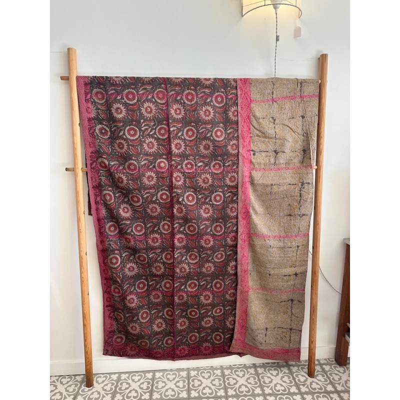 Couverture Kantha n°8 Chocolat fleurs rouge et fuschia