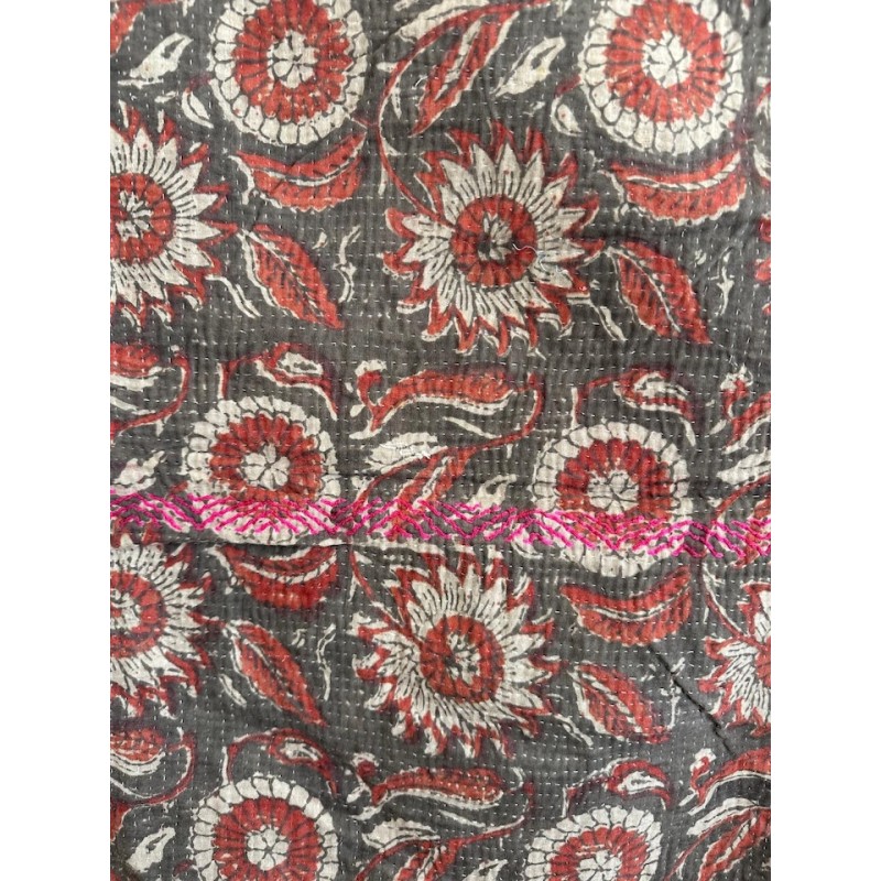 Couverture Kantha n°8 Chocolat fleurs rouge et fuschia