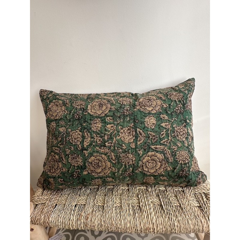 Coussin Kantha vert motif floral beige et noir 30 x 40 cm