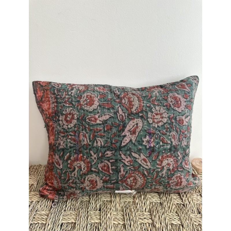 Coussin Kantha vert et fleurs brique 30 x 40 cm